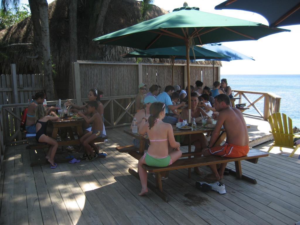 Las Rocas Resort And Dive Center Вест Бэй Экстерьер фото
